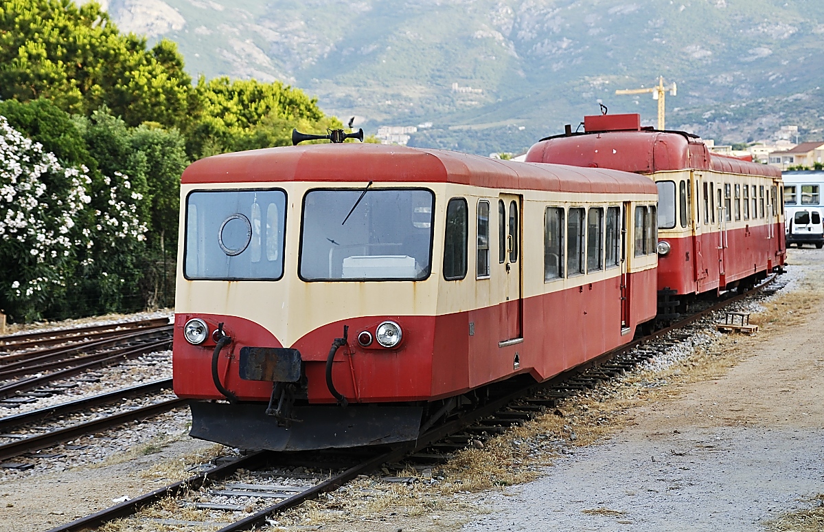 Am 08.06.2014 sind der Steuerwagen X 113 und dahinter der Renault-ABH 8 206 im Bahnhof Calvi/Korsika abgestellt. Der X 113 entstand durch den Umbau eines Billard-Triebwagens vom Typ A 150 D. Der Höhenunterschied zwischen den beiden Fahrzeugen ist beachtlich.