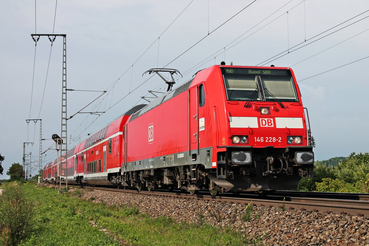 Am 08.06.2018 bespannte 146 228-2  St. Georgen  einen RE (Offenburg - Basel SBB), als sie bei Müllheim (Baden) in Richtung des dortigen Bahnsteiges fuhr.