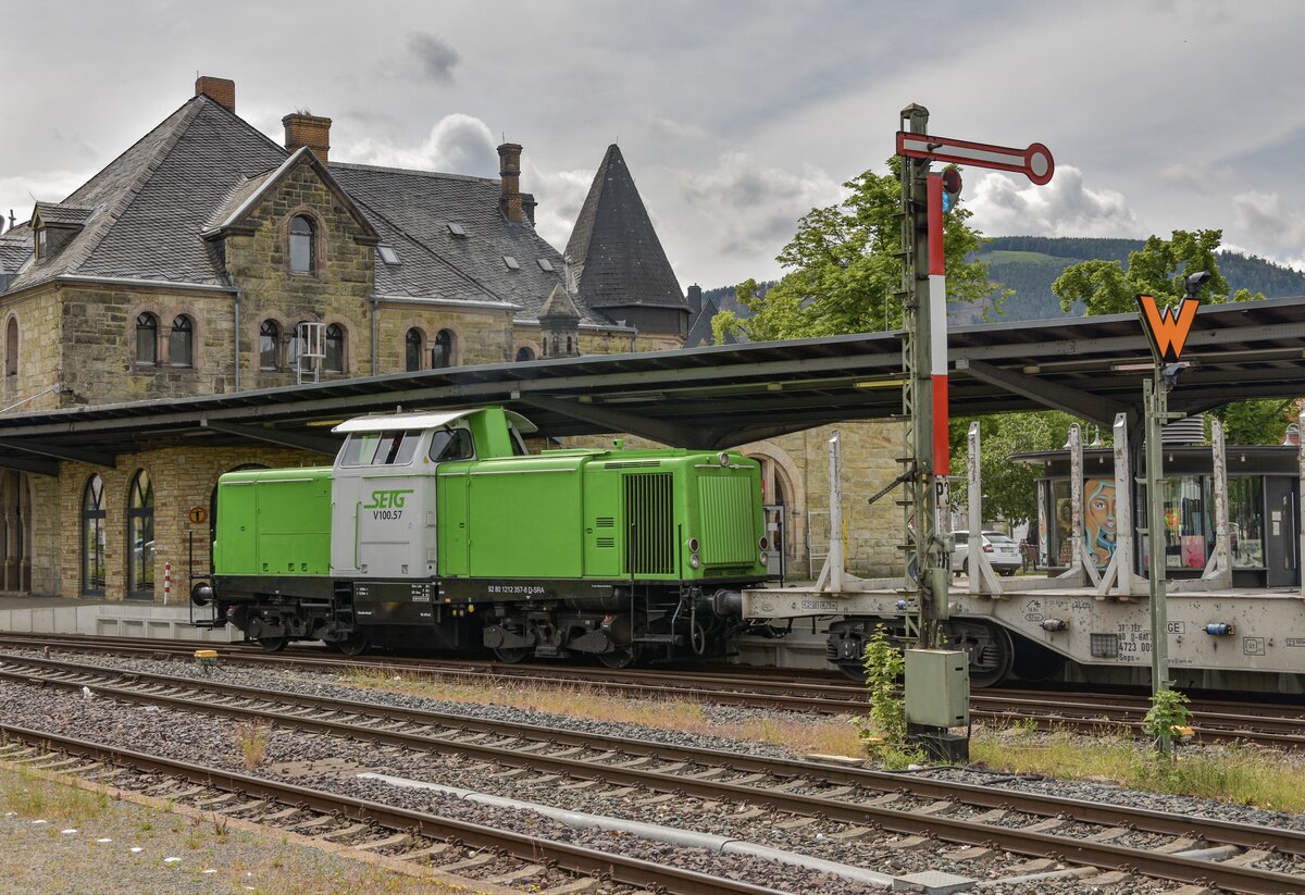 Am 08.06.2022 durchfährt SETG 212 357 den Bahnhof Goslar.