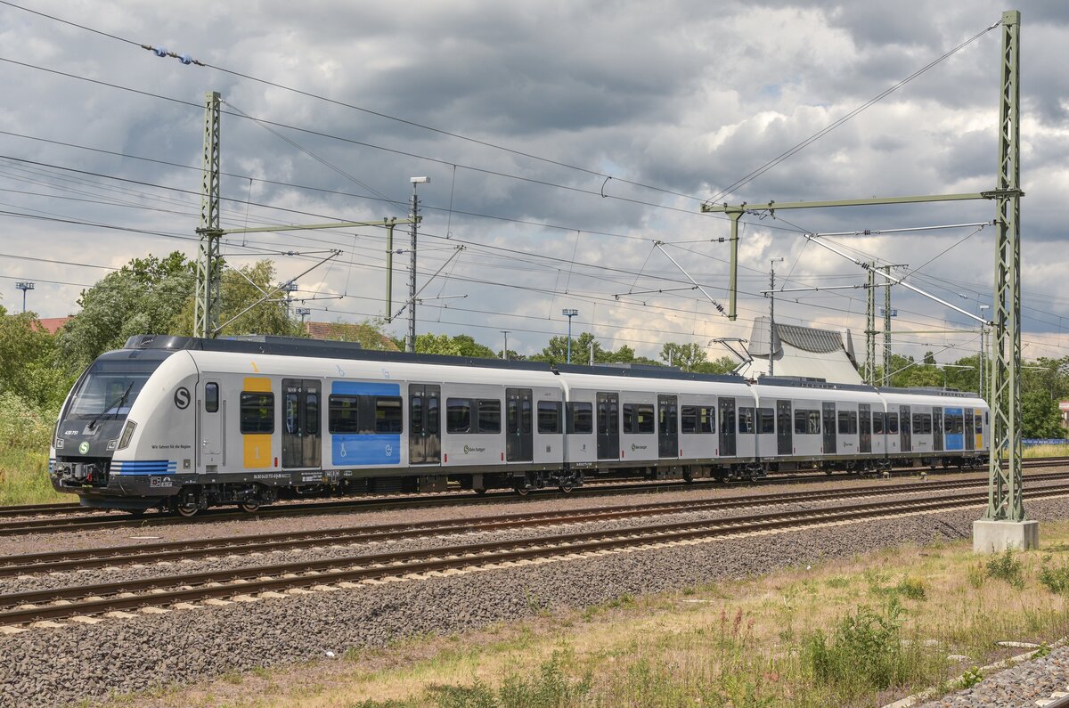 Am 08.06.2022 steht 430 751 mit der neuen Farbgebung der S-Bahn Stuttgart in Magdeburg Hbf.