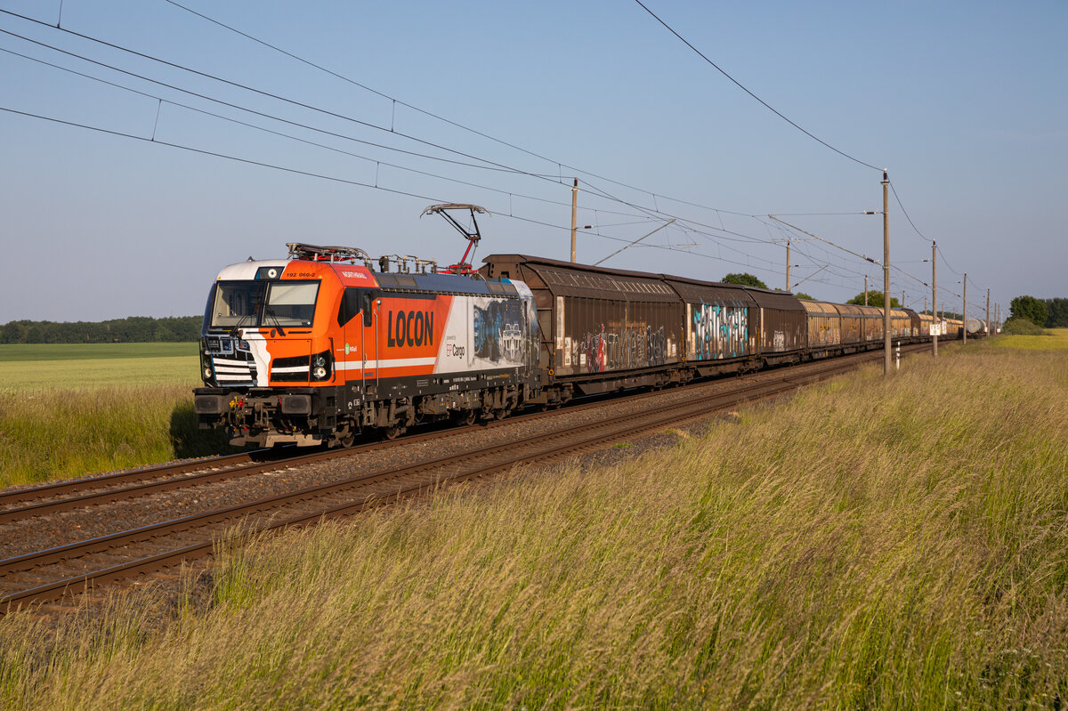 Am 08.06.2023 zog die NRAIL/LOCON 192 060 den Papierzug aus Schwedt, durch Groß Kiesow.

