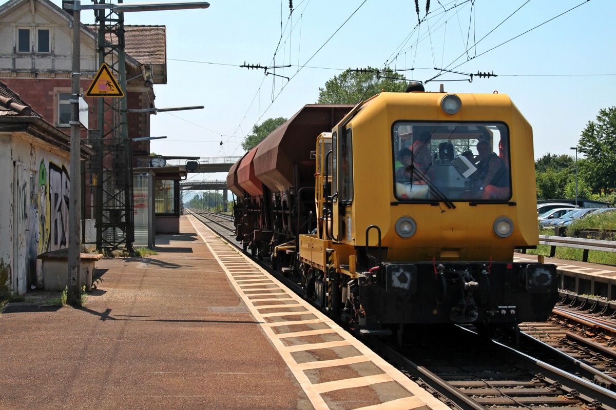 Am 08.07.2013 durchfuhr dieser KLV 53 zusammen mit drei zweiachsige Schotterwagen den Bahnhof Orschweier gen Offenburg.