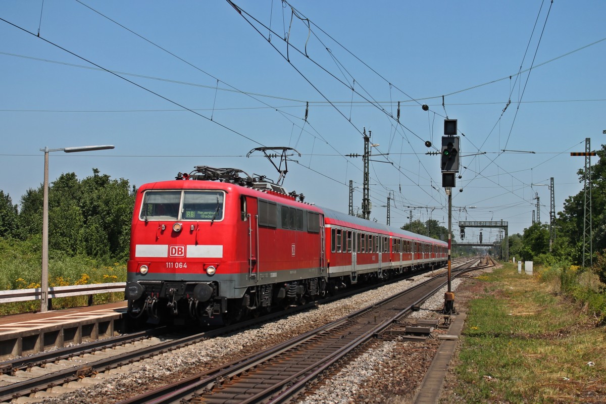 Am 08.07.2013 fuhr 111 064 mit einer RB nach Neuenburg (Baden) in den Bahnhof von Orschweier ein in Richtung Freiburg.