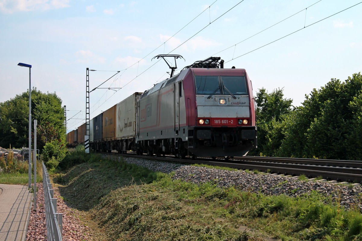 Am 08.07.2013 fuhr Crossrail 185 601-2 mit einem Containerzug an Sexau gen Emmendingen vorbei.