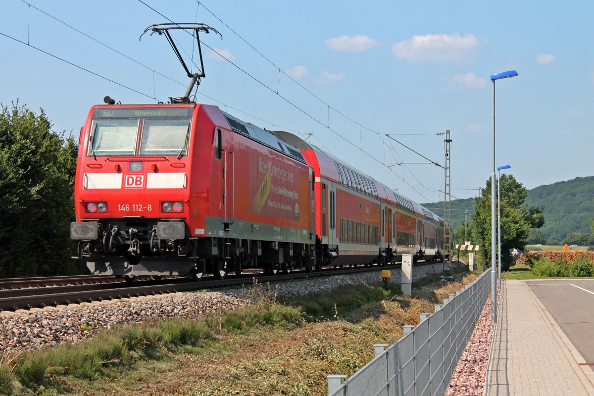 Am 08.07.2013 schob den RE 26510 (Basel Bad Bf - Offenburg) die Freiburger 146 112-8  Baden-Wrttemberg erfahren  an Sexau in Richtung Emmendingen entlang.