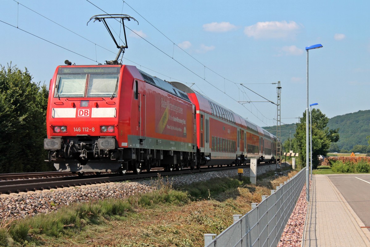 Am 08.07.2013 schob den RE 26510 (Basel Bad Bf - Offenburg) die Freiburger 146 112-8  Baden-Wrttemberg erfahren  an Sexau in Richtung Emmendingen entlang.