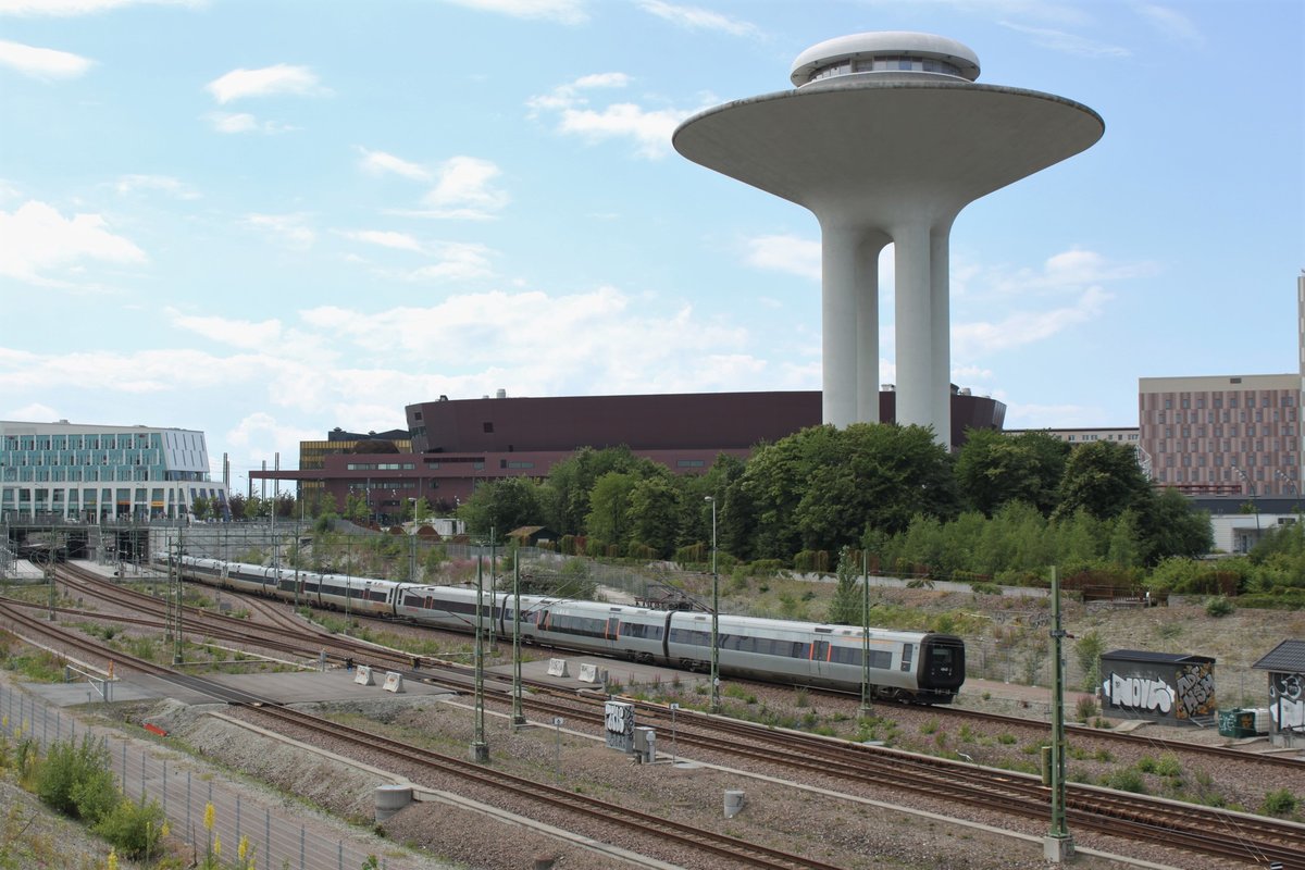 Am 08.07.2017 erreicht ein Öresundzug nach Kopenhagen den Bahnhof Malmö Hyllie.