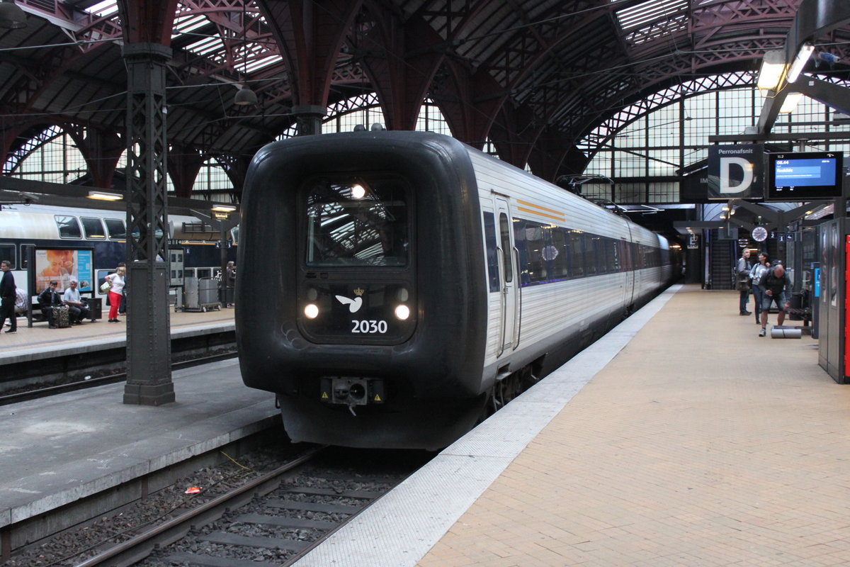 Am 08.07.2017 erreicht eine IR4 Garnitur den Hauptbahnhof von Kopenhagen aus Richtung Østerport.
