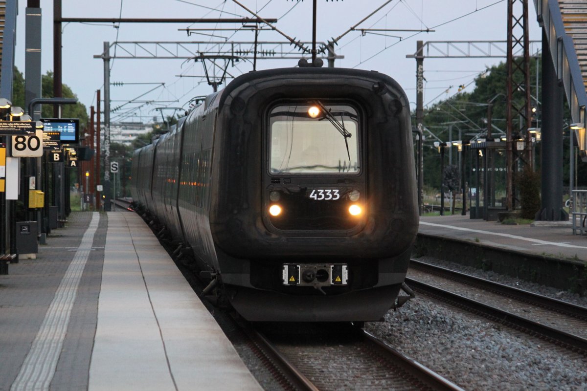 Am 08.07.2017 fährt eine Öresunddoppeltraktion als RE1407 nach Helsingör in den Bahnhof Hellerup ein.