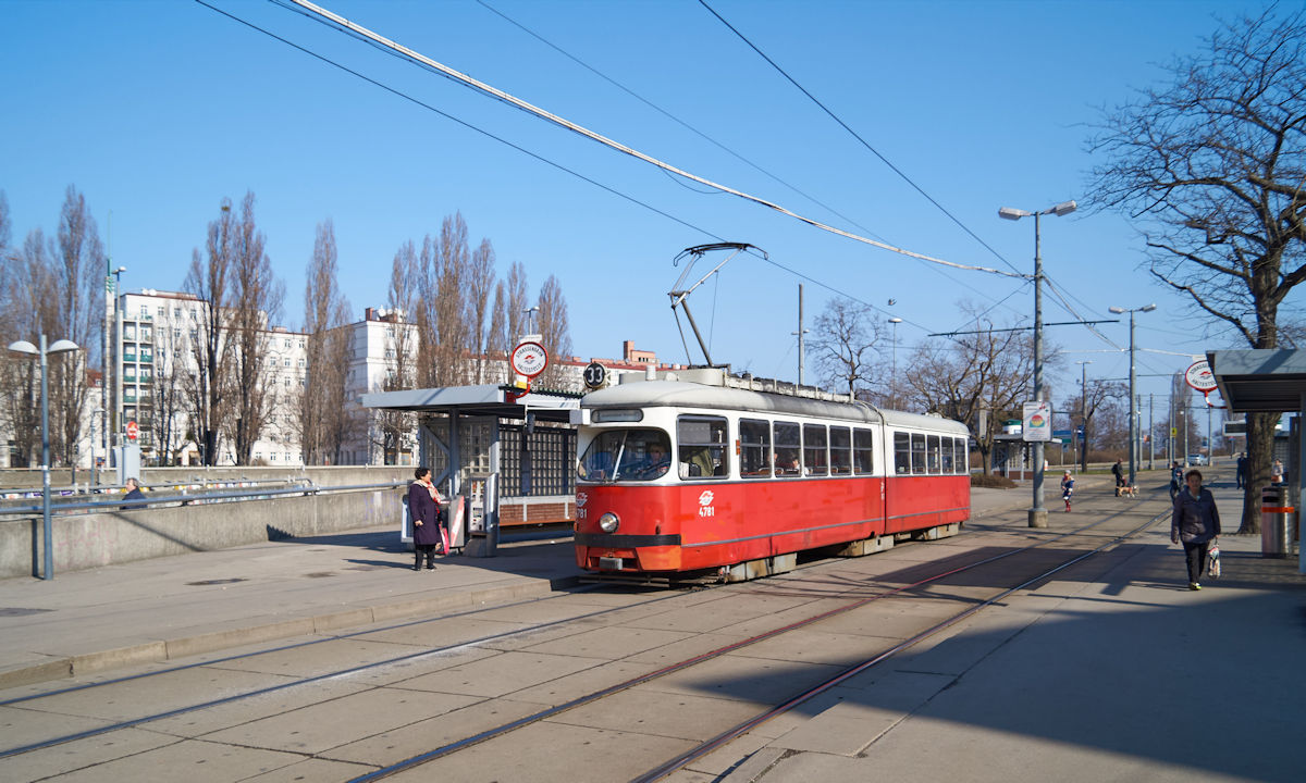 Am 08.07.2017 gab es noch allein fahrende E1 in Wien. E1 4781 fährt gerade in die Haltestelle Friedrich-Engels-Platz ein und wird sich dann auf den Weg in Richtung Josefstädter Straße machen.