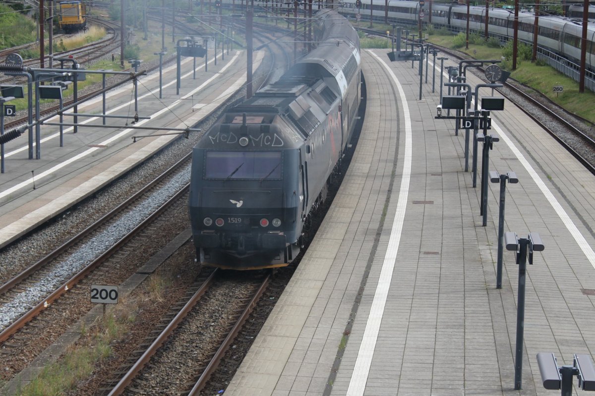 Am 08.07.2017 ist ME1519 mit ihrem Doppelstockzug auf dem Weg vom Bahnhof Österport in die Abstellung.