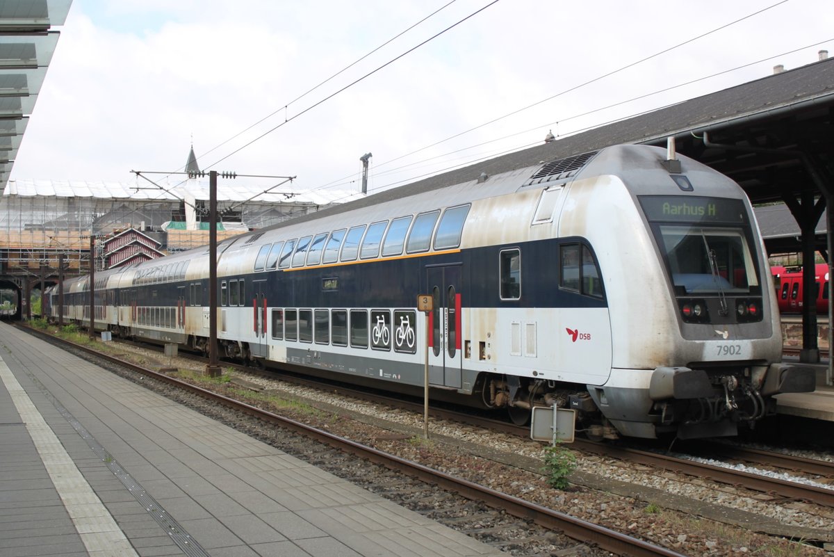 Am 08.07.2017 steht im Bahnhof Østerport ein Dosto nach Aarhus bereit.