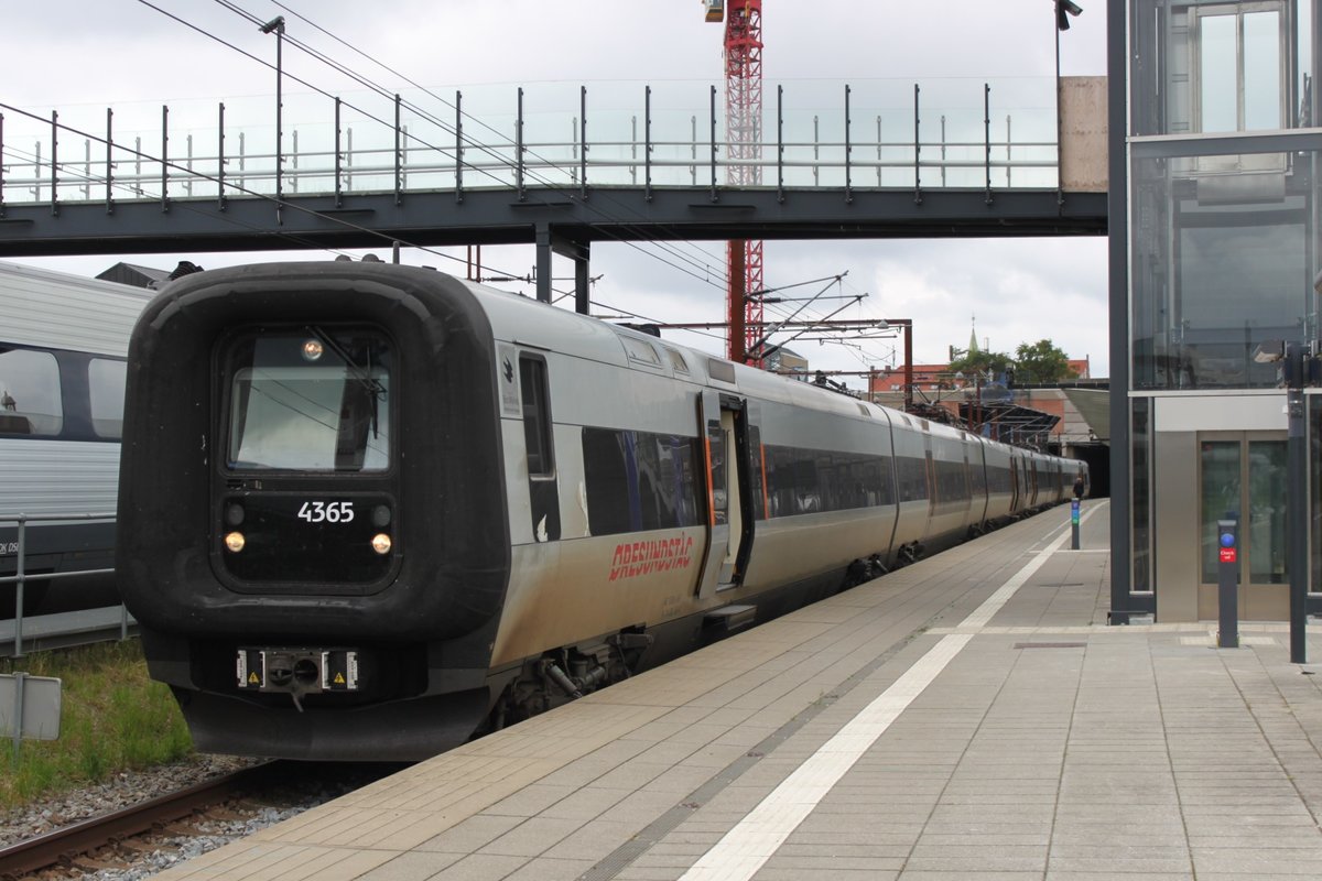 Am 08.07.2017 steht ein Öresundzug im Bahnhof Østerport.