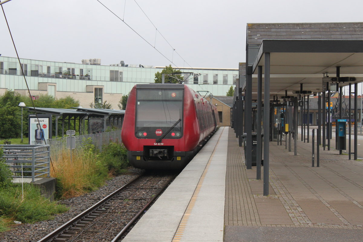 Am 08.07.2017 steht ein Zug der kopenhagener S-Bahn im Endbahnhof der Linie C in Frederikssund.