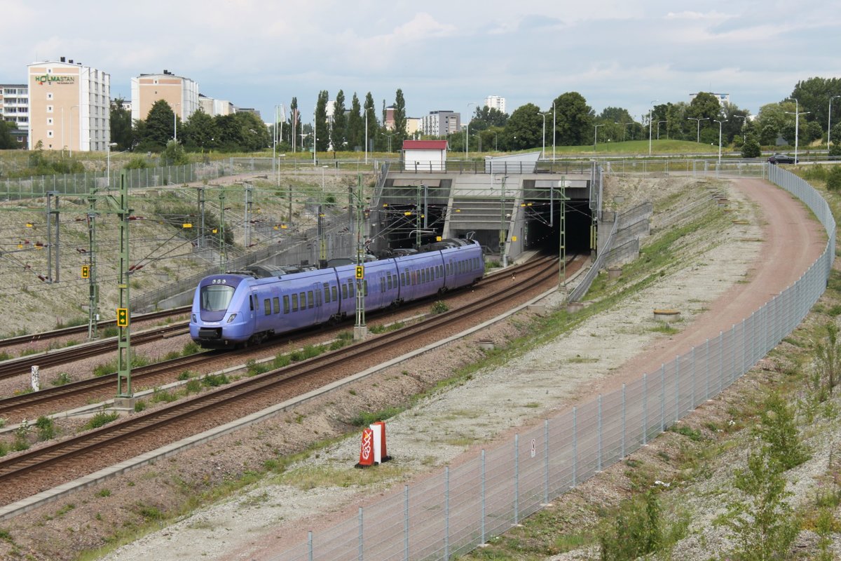 Am 08.07.2017 verschwindet ein X61 von Skånetrafiken im Citytunnel Malmö.