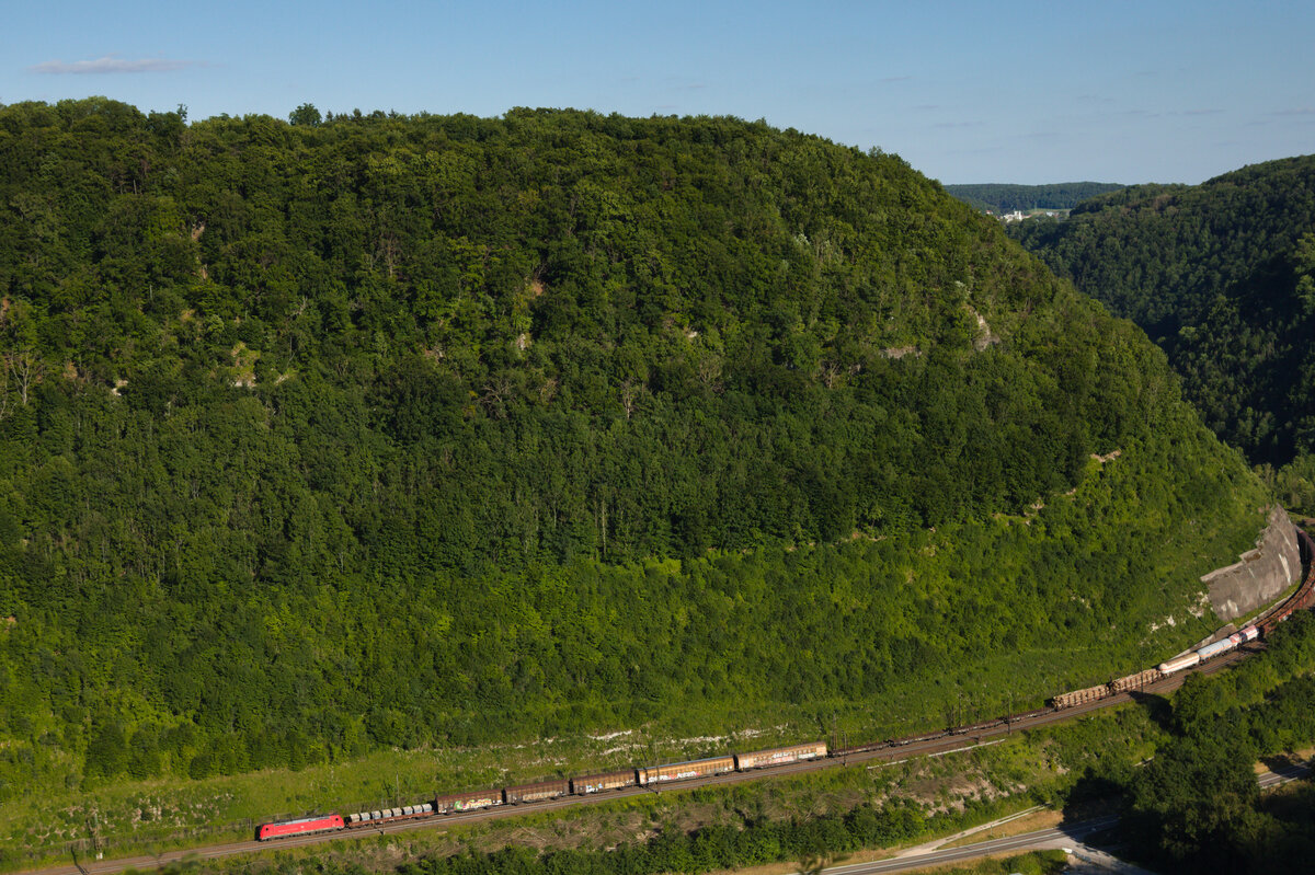 Am 08.07.2022 rollt eine unbekannt gebliebene 185.2 mit Gemischtwarenladen die Geislinger Steige herunter. Die Aufnahme entstand vom Geiselstein. 