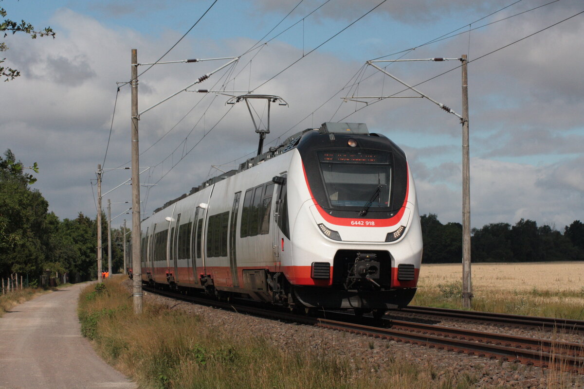 Am 08.07.2026 fuhr 6442 918 als Regionalexpress nach Halle (Saale) bei Heringen (Helme).