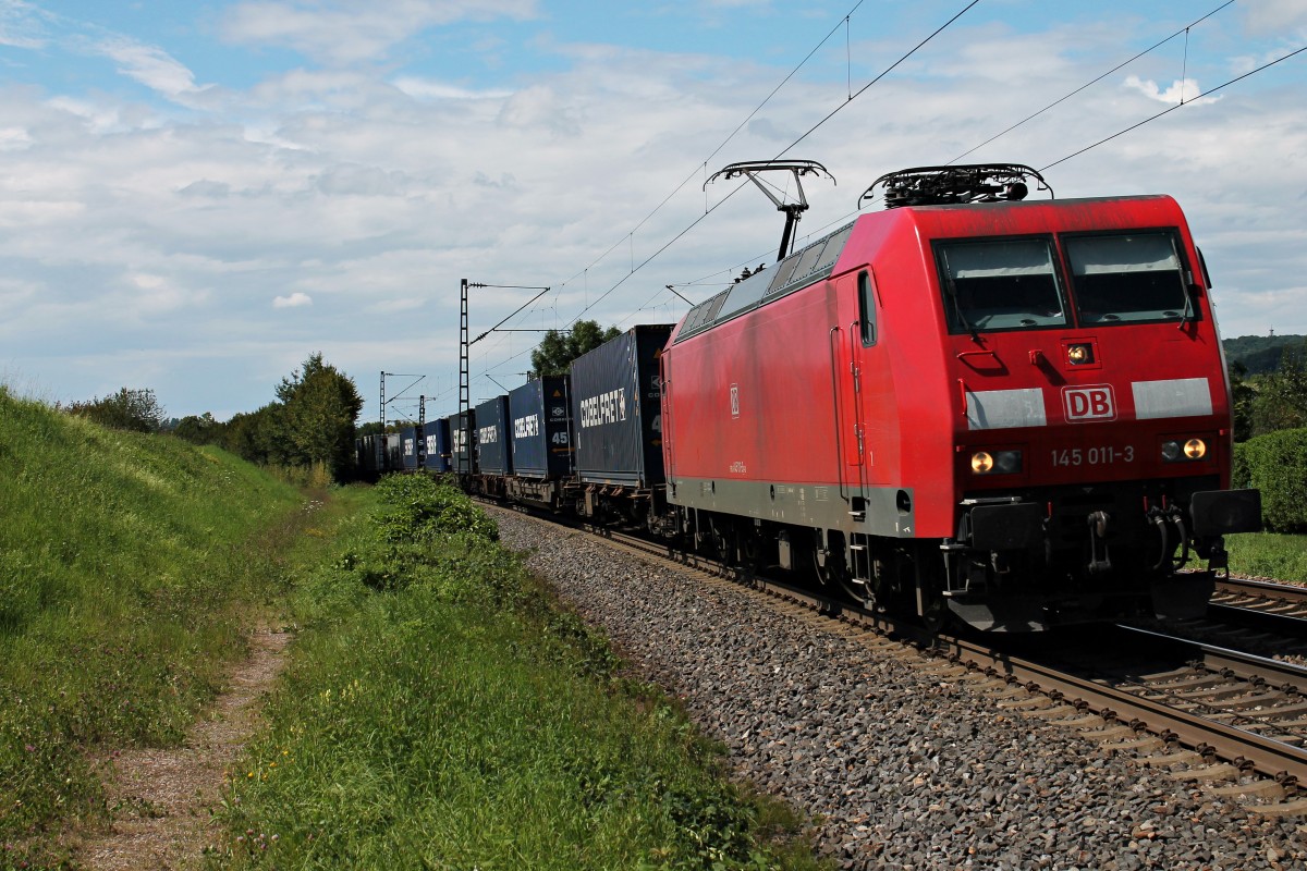 Am 08.08.2014 fuhr 145 011-3 mit einem SAMSKIP-Containerzug bei Kollmarsreute in Richtung Süden.