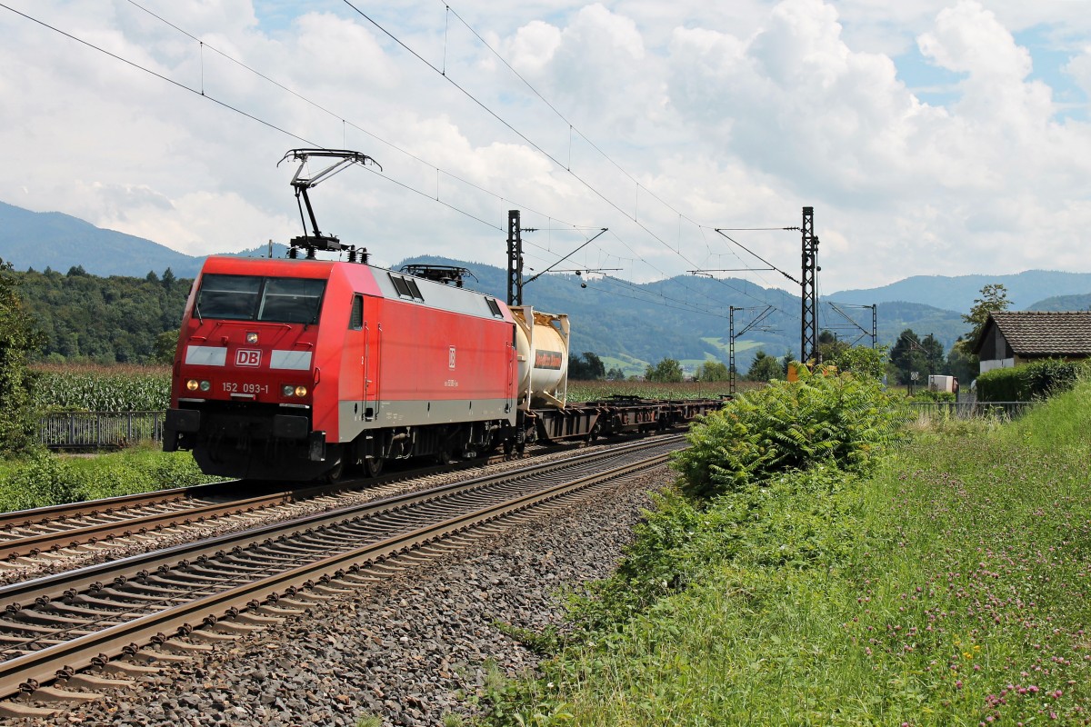 Am 08.08.2014 fuhr 152 093-1 mit einem schwach frequenzierten Containerzug bei Kollmarsreute gen Norden.