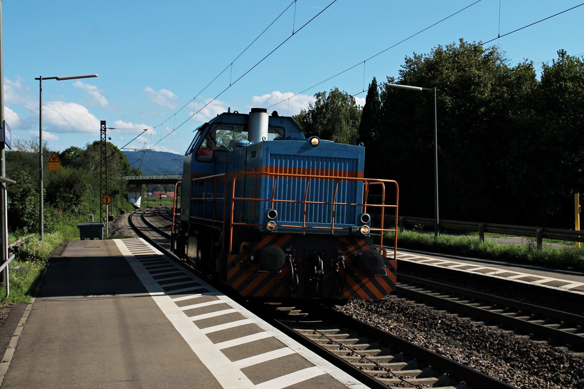 Am 08.08.2014 fuhr SWEG V102 (575 002-7) als Tfzf (Freiburg (Brsg) Rbf - Endingen) durch Kollmarsreute.