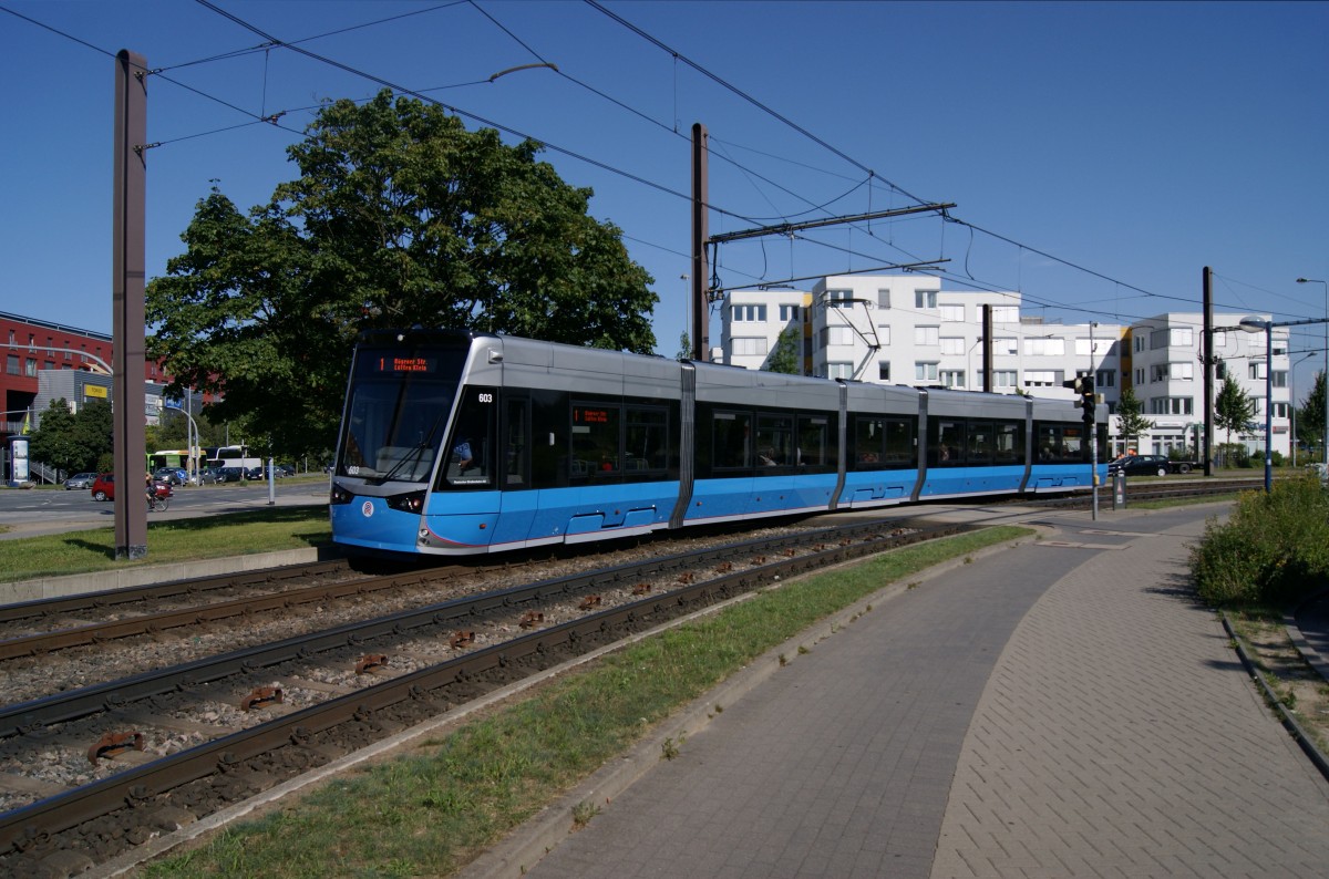 Am 08.08.2014 waren die 6N2 noch keine zwei Wochen im Planeinsatz, als Nr. 603 auf Linie 1 vor Lütten Klein Zentrum durch die Kurve fährt.