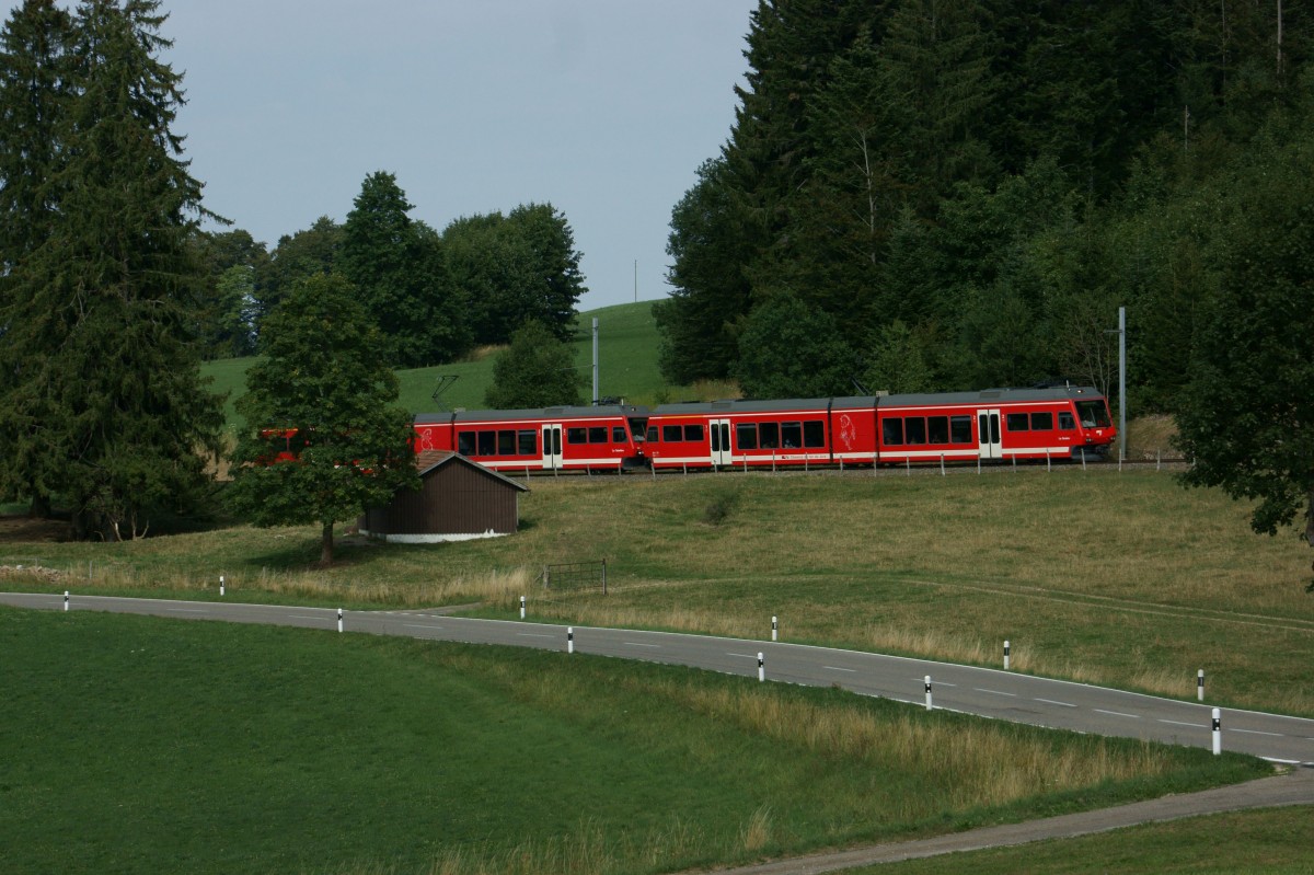 Am 08.08.2015 ist ABe 2/6 633 mit einem weiteren ABe 2/6 der CJ bei Le Boéchet als R262 in Richtung La-Chaux-de-Fonds unterwegs.