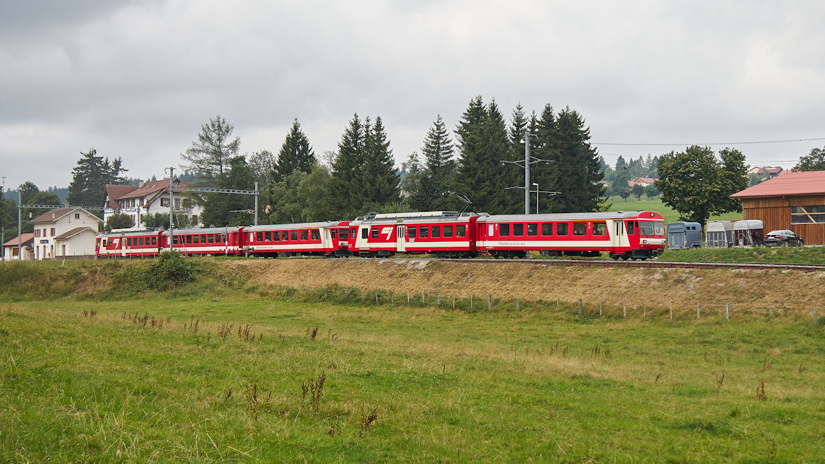 Am 08.08.2015 verließ eine unbekannte Kombination aus mehreren Schmalspur-NPZ als R245, auf dem Weg von La-Chaux-de-Fonds nach Glovelier den Bahnhof von Pré-Petitjean. Aufgrund des Pferdemarktes in Saignelégier werden am zweiten Augustwochenende deutlich längere Züge auf der Chemin de Fer du Jura eingesetzt.