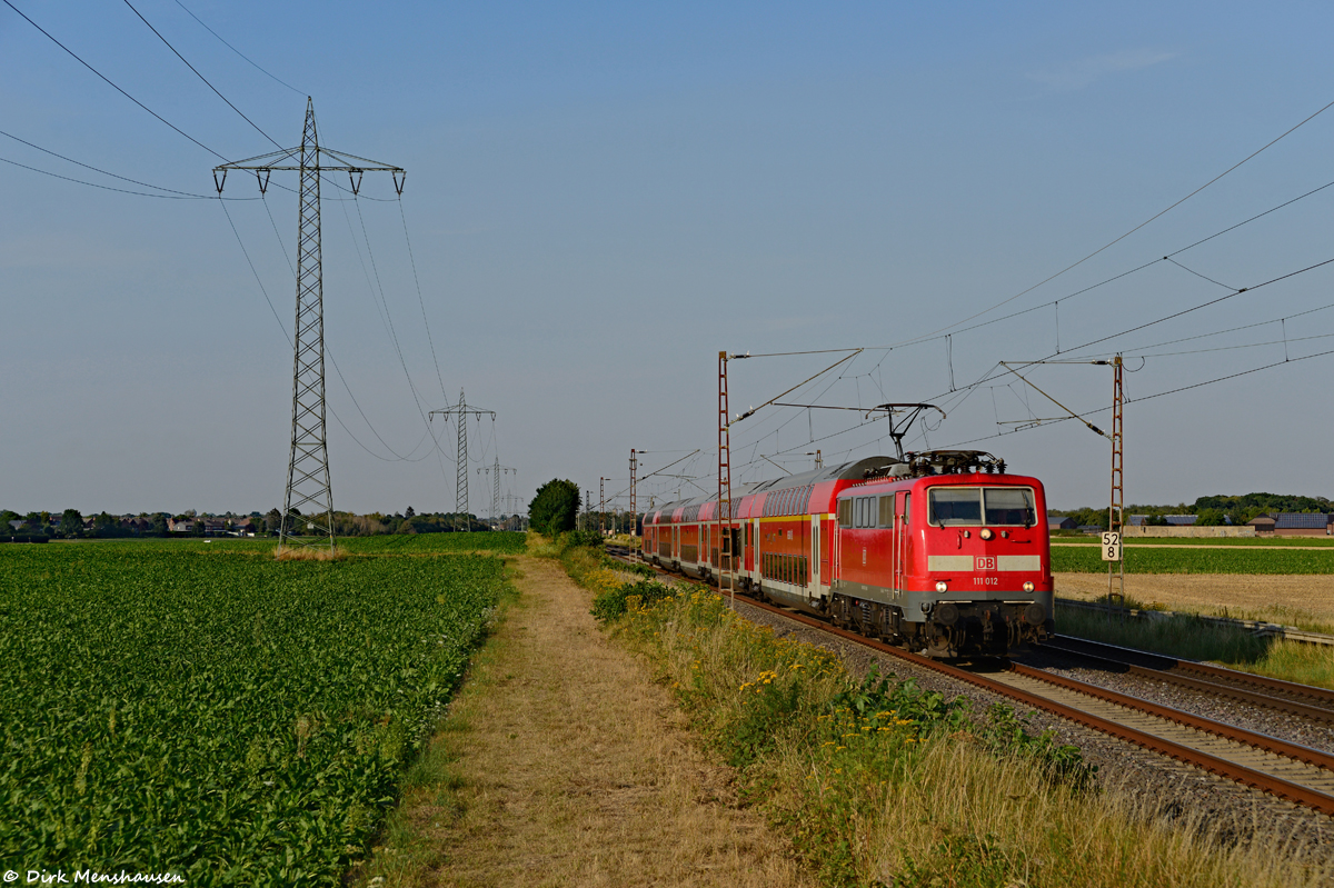 Am 08.08.2020 ist 111 012 bei Beckrath mit einem RE 4 auf dem Weg Richtung Aachen.