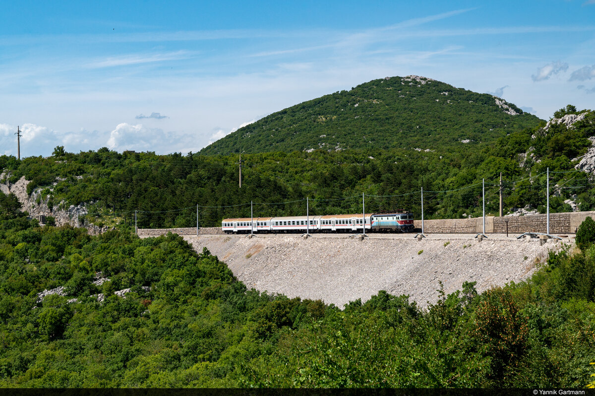 Am 08.08.2021 konnte HŽPP 1141 301 mit einem Regionalzug auf dem Damm kurz vor dem Bahnhof Meja aufgenommen werden.