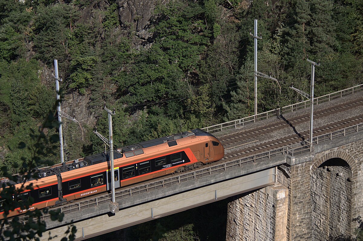 Am 08.08.2026 fuhr dieser Traverso der SOB Richtung Altdorf. Diese Z�ge sind inzwischen Standard auf der Panoramastrecke. Der Zug bef�hrt da gerade die Ch�rstelenbachbr�cke.
Aufgenommen habe ich das Bild von einer Kehre der engen Strasse nach Bristen im Maderandertal. 