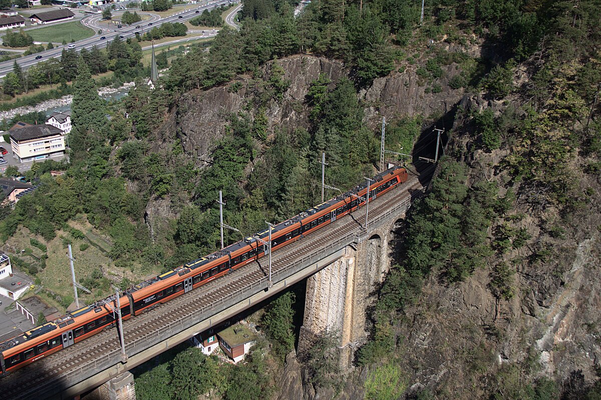 Am 08.08.2026 fuhr dieser Traverso der SOB Richtung Altdorf. Diese Z�ge sind inzwischen Standard auf der Panoramastrecke. Sie verkehren zwischen Z�rich, Locarno und Basel. Der Zug bef�hrt da gerade die Ch�rstelenbachbr�cke.
Aufgenommen habe ich das Bild von einer Kehre der engen Strasse nach Bristen im Maderandertal. 