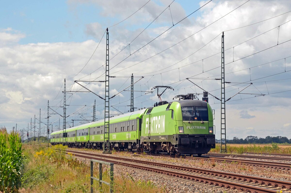 Am 08.08.21 führte 182 522 ihre mittlerweile auf 7 Wagen angewachsene Garnitur als FLX 32612 von Stuttgart durch Radis nach Berlin.