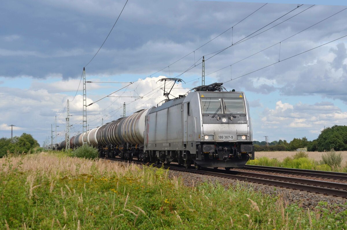 Am 08.08.21 führte 186 367 der akiem einen Kesselwagenzug durch Gräfenhainichen Richtung Bitterfeld.