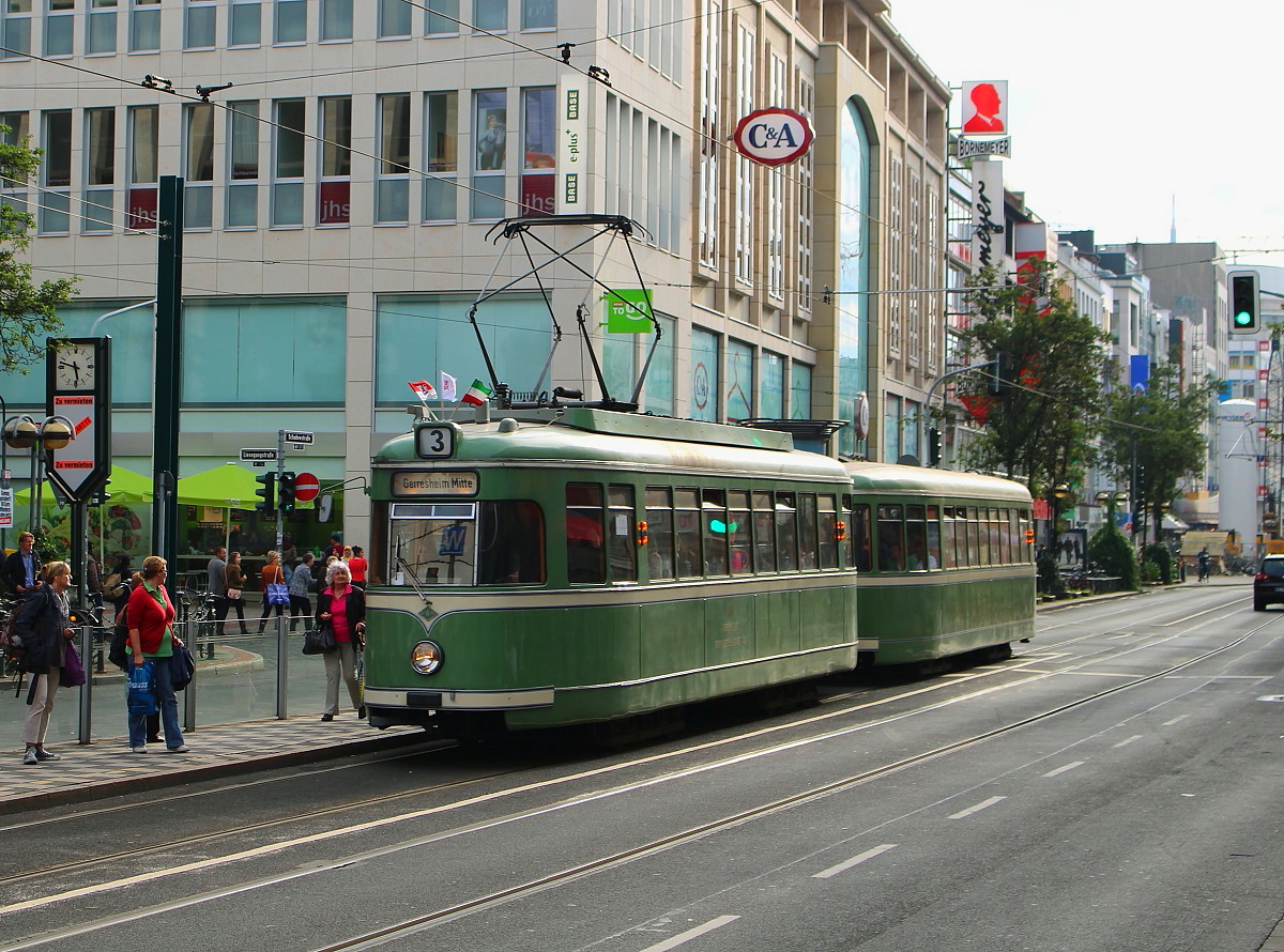 Am 08.09.2013 erreicht der Großraumwagen 114 auf seiner Fahrt über die Schadowstraße die Haltestelle Jacobistraße, auch morgen wird er hier im Rahmen des Abschiedes vom oberirdischen Straßenbahnbetrieb zwischen Kirchplatz und Wehrhahn unterwegs sein.