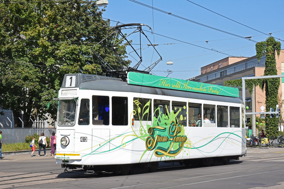 Am 08.09.2018 war in der Hauptwerkstatt Tag der offenen Tür. Der Tramclub Basel fuhr mit vier Kursen eine Oldtimer Linie. Hier fährt der Be 4/4 413 Tram Lounge zur Haltestelle CIBA.