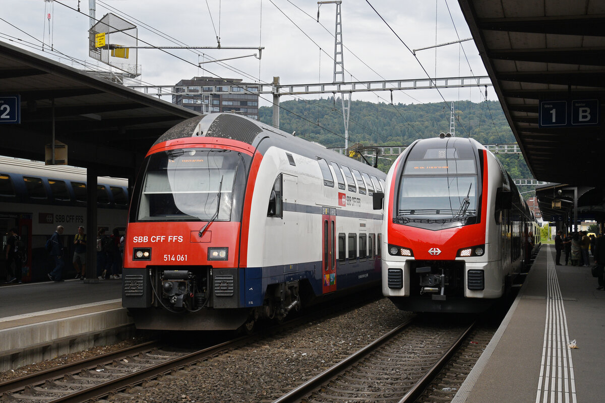 Am 08.09.2025 warten der RABe 512 044-4 und der RABe 514061-6 beim Bahnhof Baden.