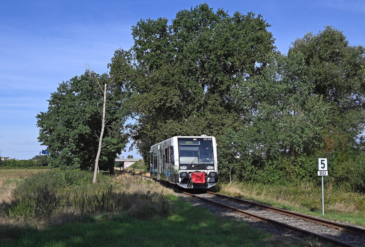 Am 08.09.26 erreicht 672 915 der DWE aus Dessau kommend den Haltepunkt Dessau-Adria.