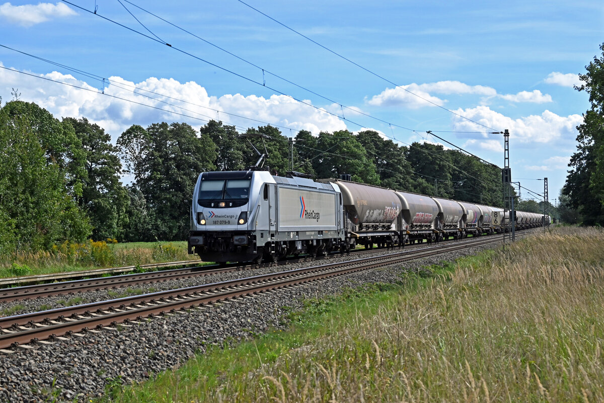 Am 08.09.26 schleppte 187 079 von Rheincargo einen Silozug durch J�trichau Richtung Magdeburg. Am Zugschluss wurde 6193 178 noch als Wagenlok mitgeschleppt. 