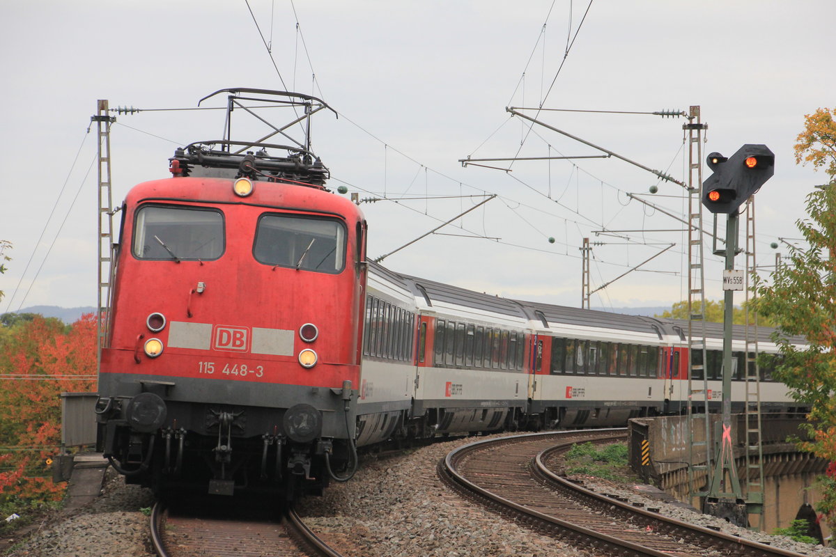 AM 08.10.2015 fährt 115 448 mit IC Stuttgart-Zürich über die Überwerfungsbauwerke am Stuttgarter Nordbahnhof. Mittlerweile ist die 115 der Baureihe 1016/1116 gewichen und die Fotostelle leider nicht mehr nutzbar. 