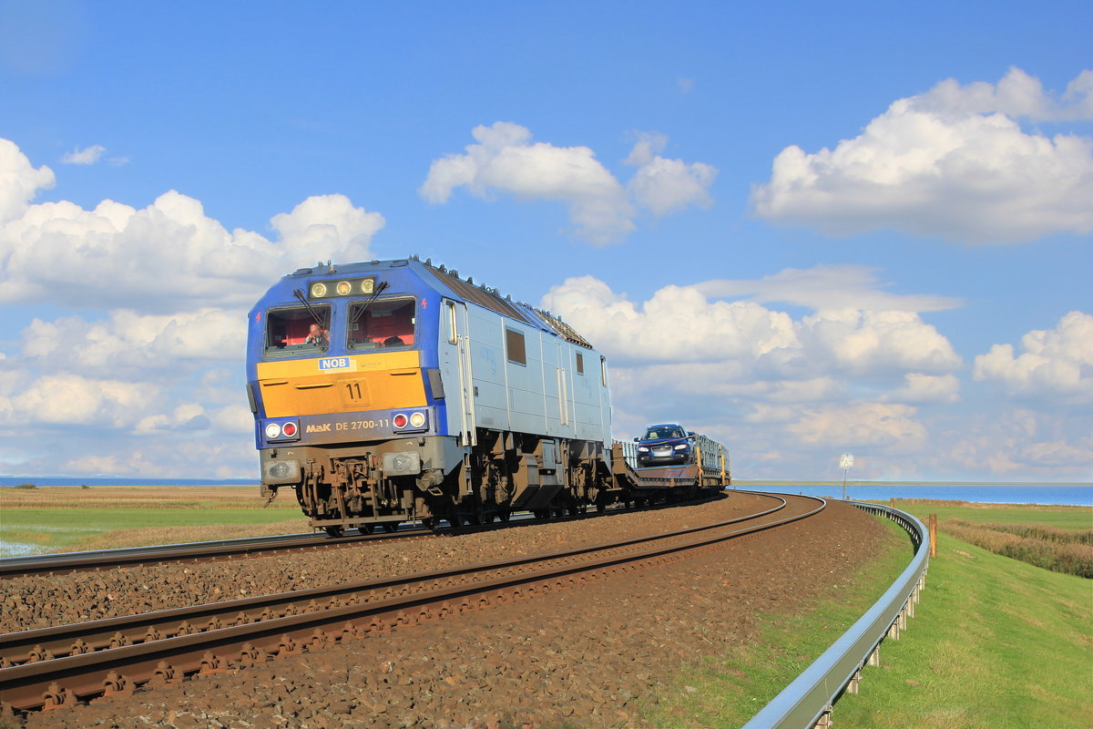 AM 08.10.2017 erreicht MaK DE 2700-11 der NOB mit RDC-Autozug die Halbinsel Sylt. 