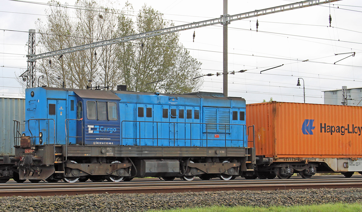 Am 08.10.2017 hat die 742 446 im Bahnhof Mělník gut zu tun beim Rangieren, ein
Teil der Container wird zum Hafen der Stadt gefahren und dort auf Schiffe verladen.