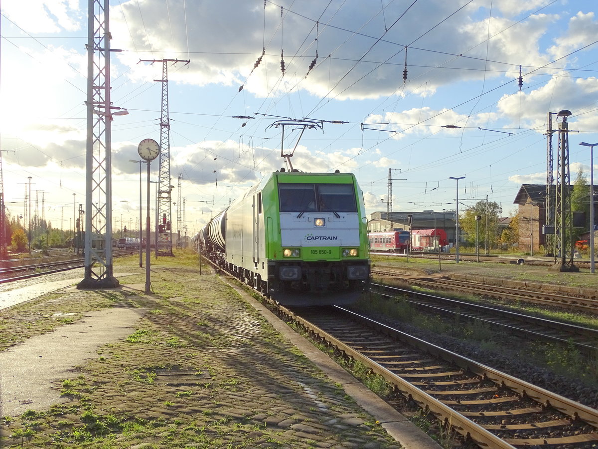 Am 08.10.2017 kam die 185 650 mit ihrem Kesselzug aus Richtung Uelzen nach Stendal und fuhr weiter in Richtung Magdeburg.
