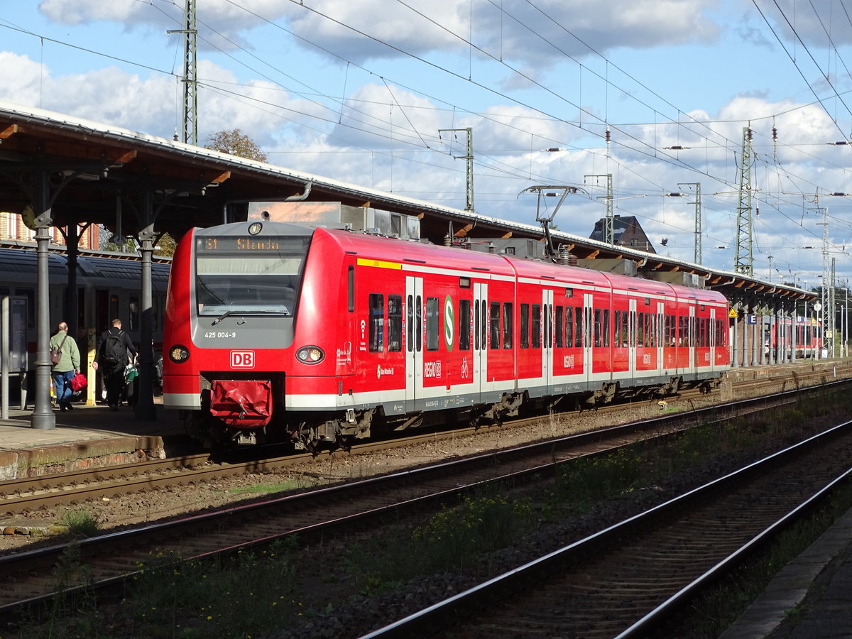 Am 08.10.2017 kam der 425 004 nach Stendal.Seine Fahrt wär eigentlich weiter gegangen nach Wittenberge aber durch Sturmschäden an der Strecke endete die Fahrt in Stendal.