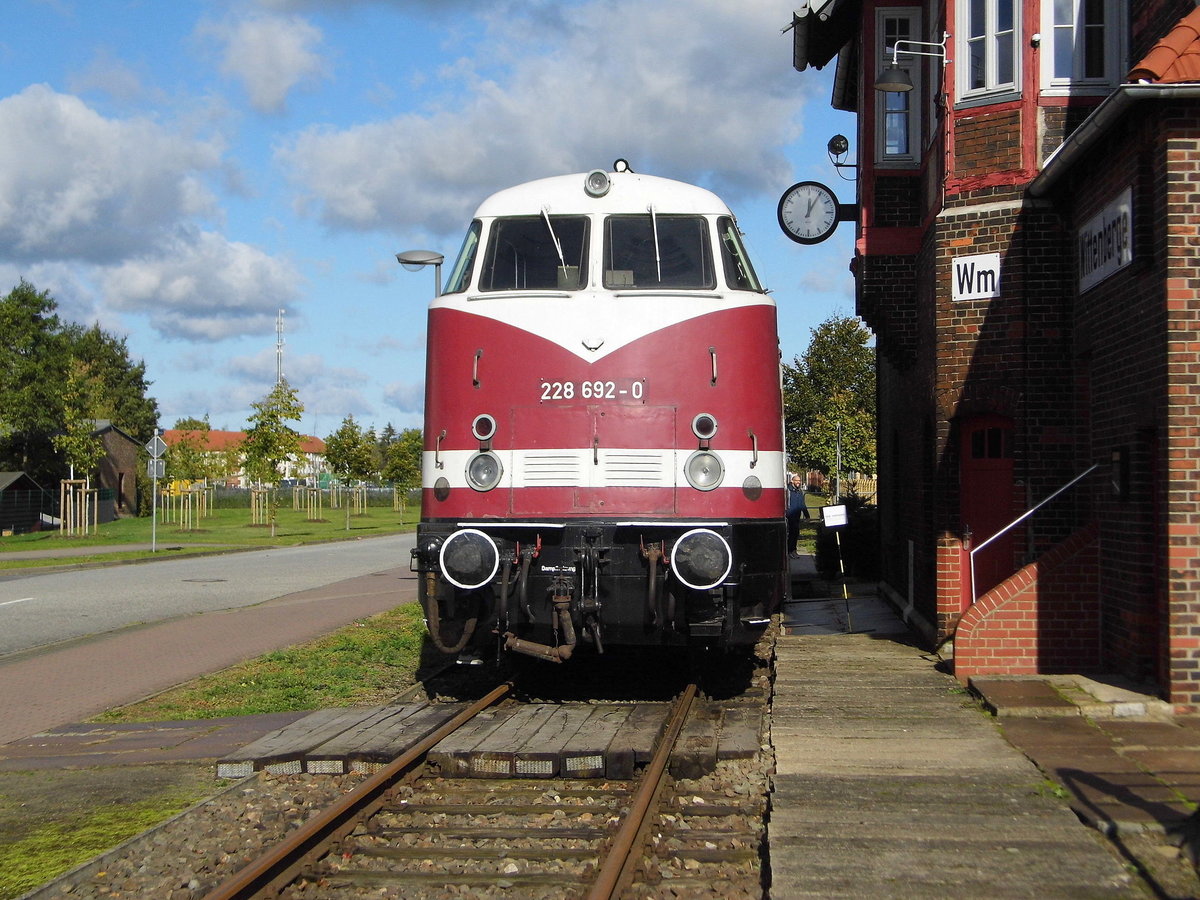 Am 08.10.2017 stand die 228 692-0 (118 692-3) von DB Museum Nürnberg Leihgabe an DLFS - Dampflokfreunde Salzwedel e. V., Salzwedel ausgestellt im Historischen Lokschuppen Wittenberge beim Herbstfest .