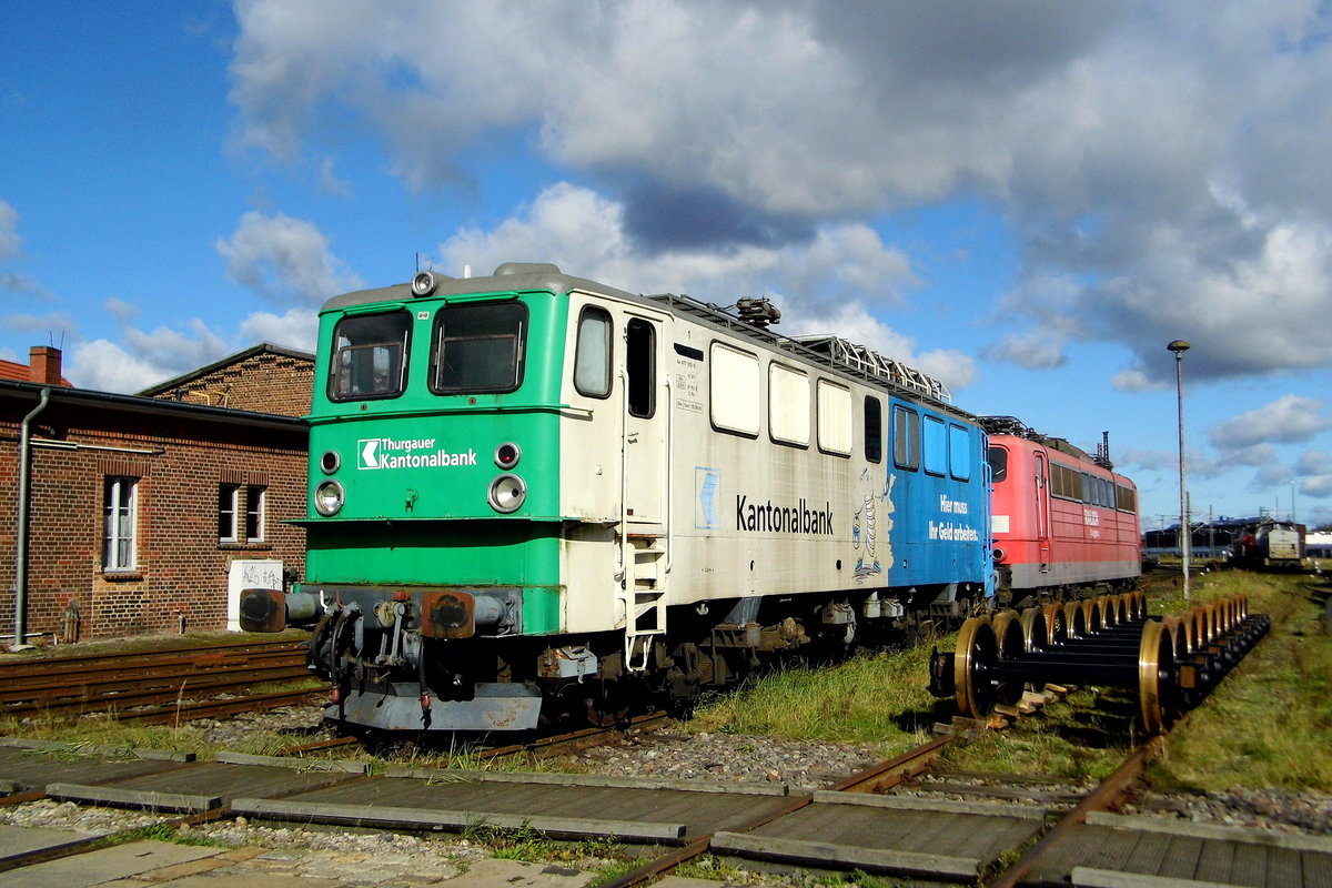 Am 08.10.2017 stand die DP 64 (142 199-9 ) im Historischen Lokschuppen Wittenberge beim Herbstfest . 