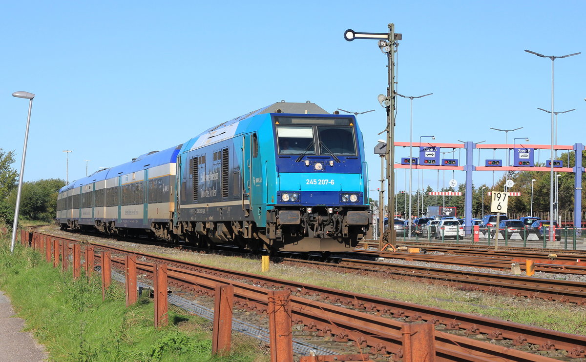 Am 08.10.2017 verlässt 245 207 mit RE Westerland  - Hamburg-Altona den Bahnhof Niebüll. 