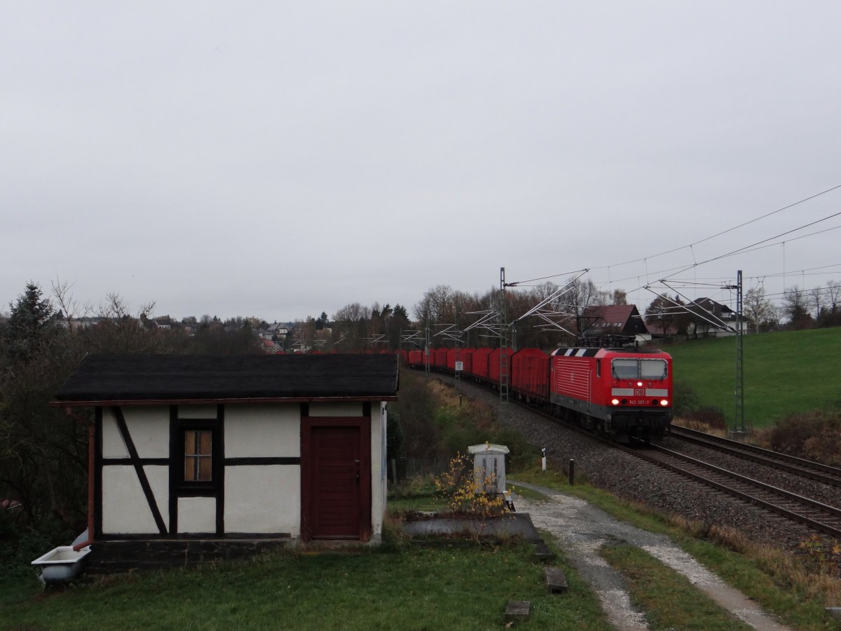 Am 08.11.13 fuhr die erste DB 143 307 den Leerholzzug ab Plauen. Hier die Durchfahrt in Jssnitz.