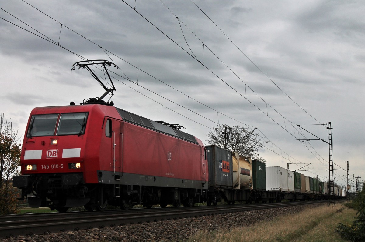 Am 08.11.2013 bespannte die Seddiner 145 010-5 einen gemischten Containerzug als sie nrdlich von Mllheim (Baden) an Hgelheim vorbei fuhr.