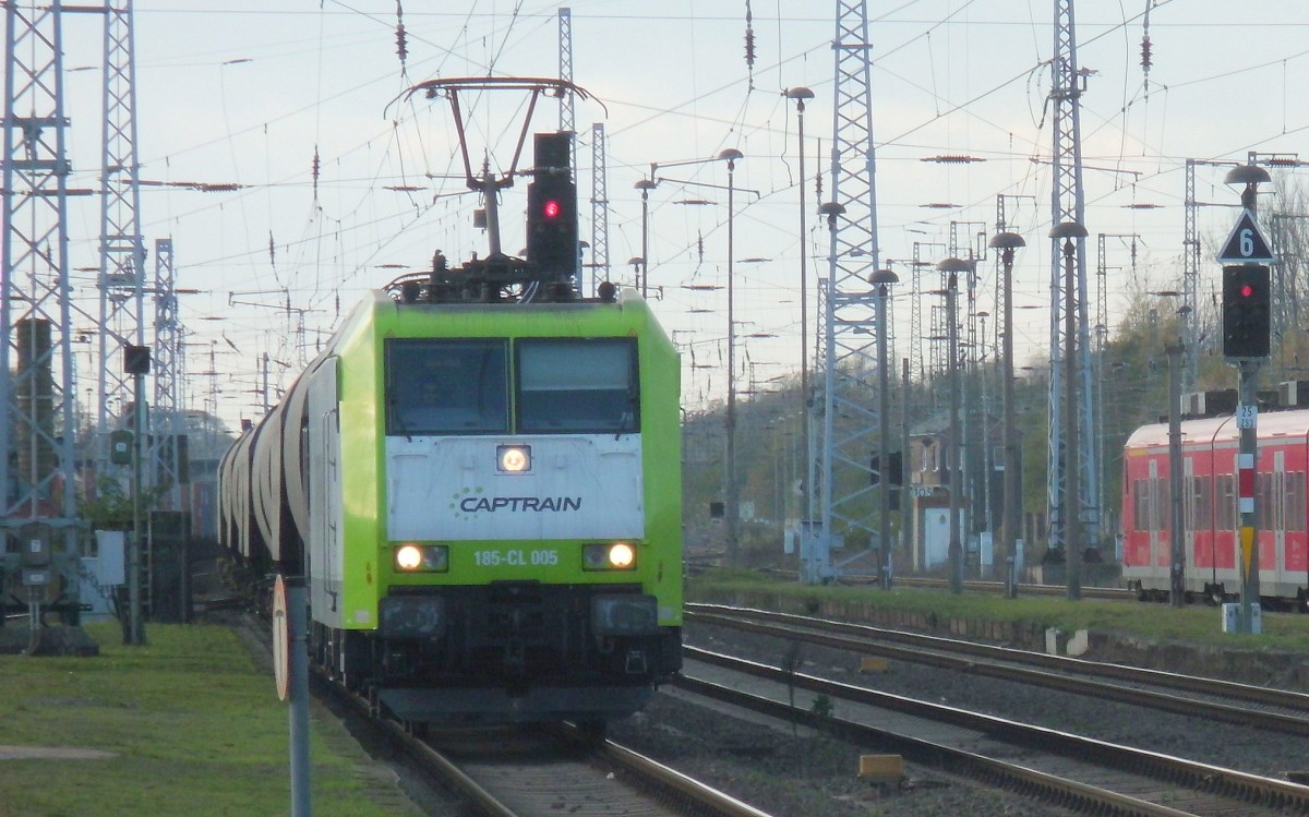 Am 08.11.2014 kam 185 505 mit einem Tranceraleszug aus Richtung Salzwedel nach Stendal und fuhr weiter in Richtung Magdeburg. 