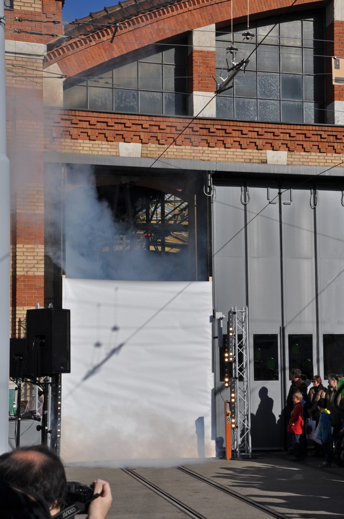 Am 08.11.2014 wurde der neue Flexity 5001 öffentlich vorgestellt. Zu diesem Zweck wurde beim Tor 7 eine Papierwand erstellt. Durch diese Papierwand rollt mit Rauch, Musik und Lichtshow der neue Flexity auf den Hof des Depots Wiesenplatz.